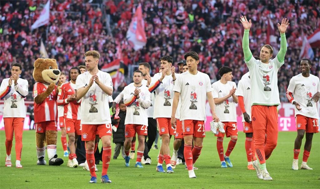 Die Meisterschaft schon in der Tasche: Spieler vom FC Bayern jubeln in der Allianz Arena in München nach dem Sieg gegen den VfB Stuttgart.