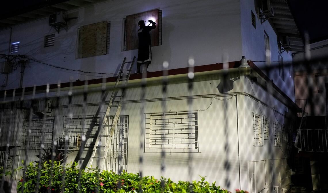 Die Menschen auf der Karibikinsel bereiten sich auf zerstörerische Winde und Überschwemmungen vor.