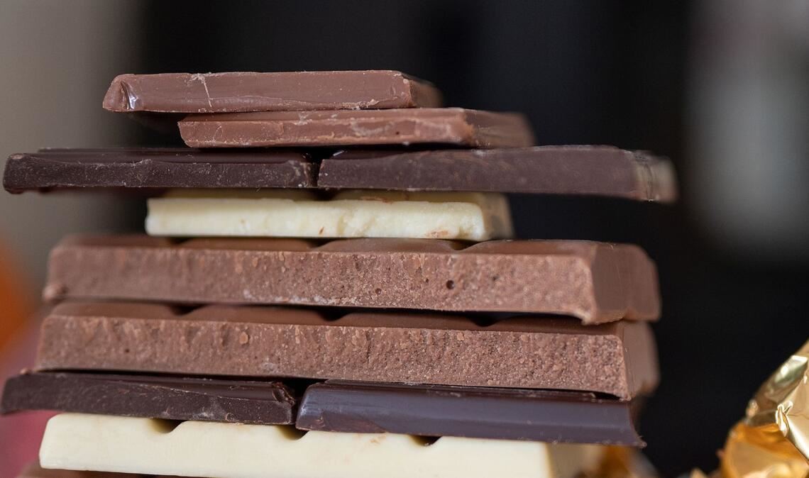 Die Menschen in Deutschland essen laut YouGov am liebsten Vollmilchschokolade. Jeder Zweite gibt die Sorte an.