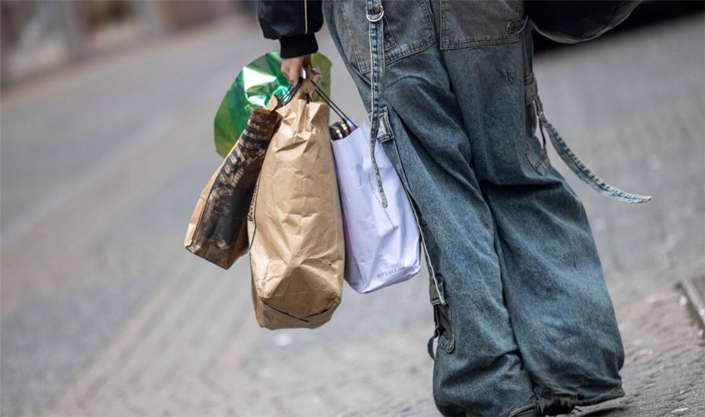Die Menschen in Deutschland scheuen zurzeit eher größere Anschaffungen, weil sie sich Sorgen um ihren Job machen. (Symbolbild)