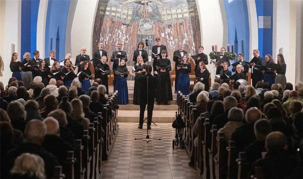 Die Menschen in der voll besetzten Herz-Jesu-Kirche in Mühlacker bekommen ein klug zusammengestelltes Programm zu hören. Fotos: Fotomoment