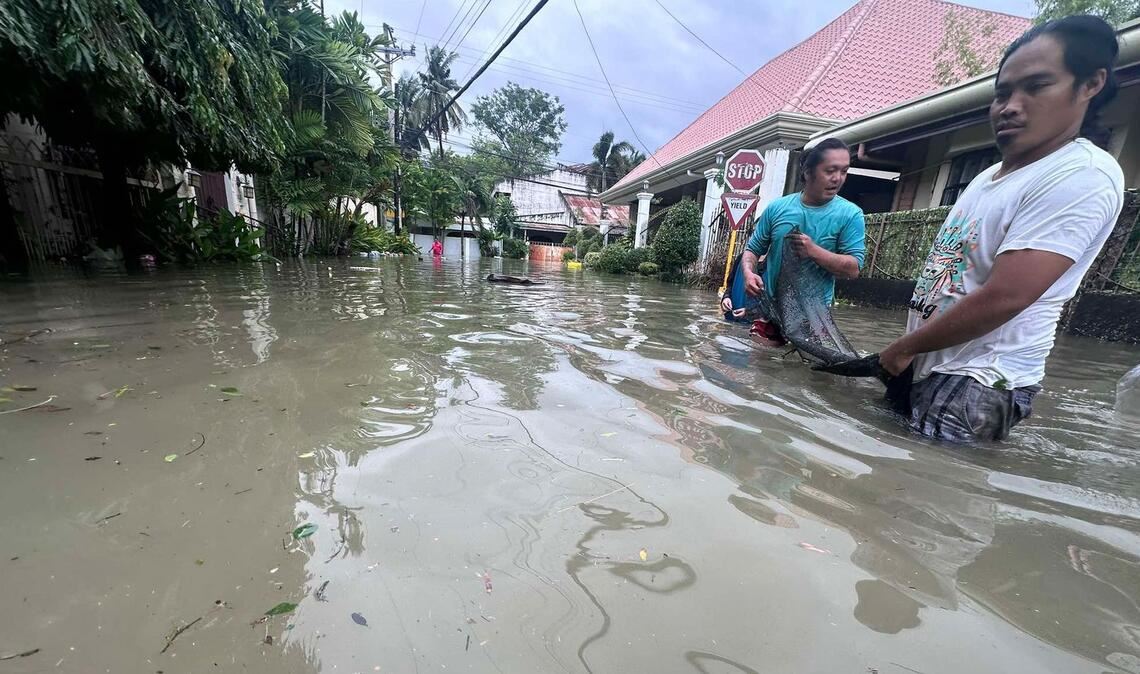Die Menschen mussten teilweise durch hüfthohes Wasser waten.