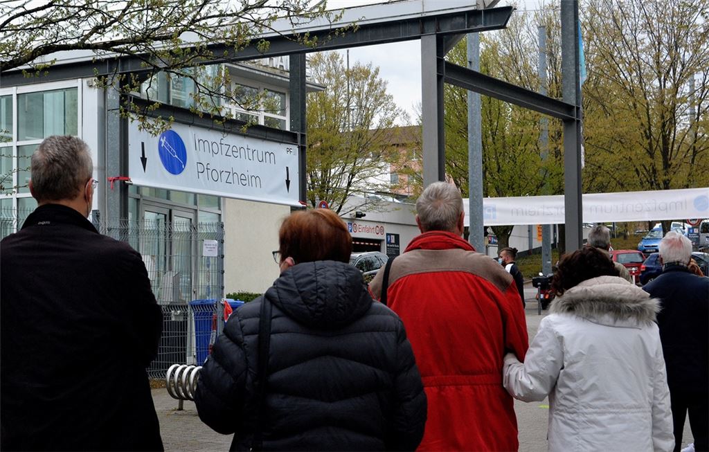 Die Menschenschlange vor dem Kreisimpfzentrum Pforzheim täuscht: Wer am Samstag pünktlich kam, hatte keine lange Wartezeit hinter sich zu bringen. Foto: Stahlfeld