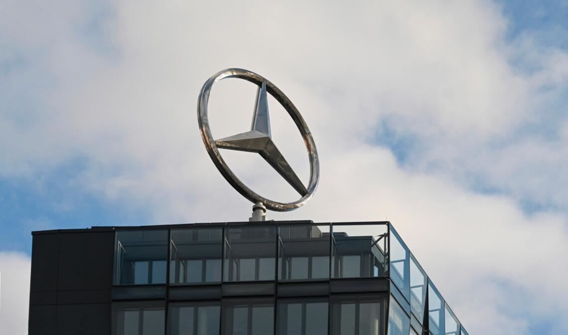 Die Mercedes-Aktie fällt nach schwachen Geschäftszahlen und einer Dividendenkürzung. Erfahren Sie, welche Faktoren den Kursrückgang ausgelöst haben.