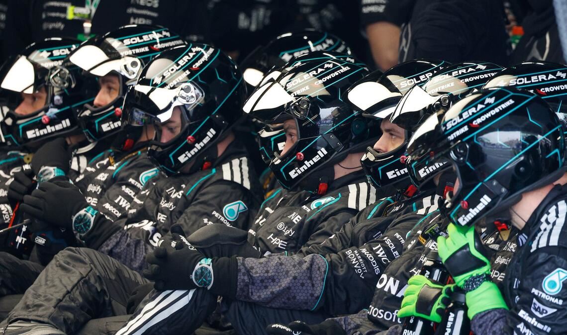 Die Mercedes-Crew hätte wohl gern auf die Zwangspause verzichtet.