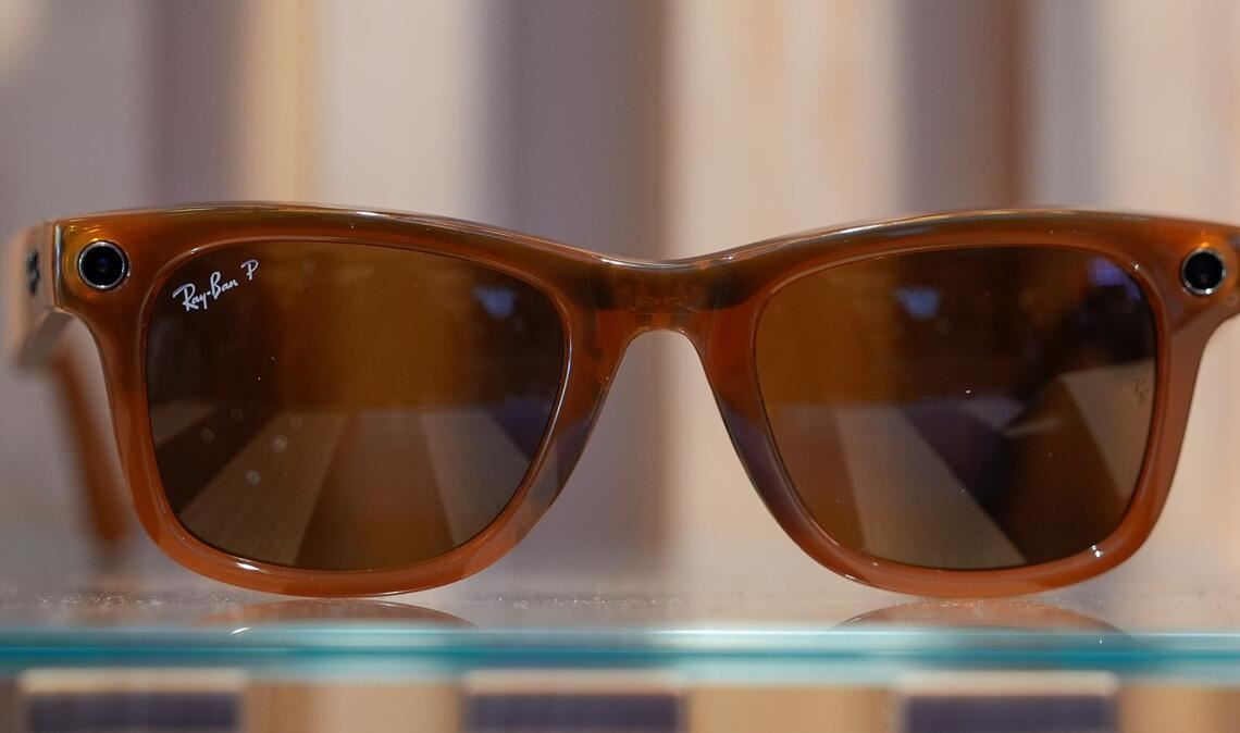 Die Meta-Brillen sind mit Kamera, Mikrofon und Lautsprechern ausgestattet. (Archivbild)