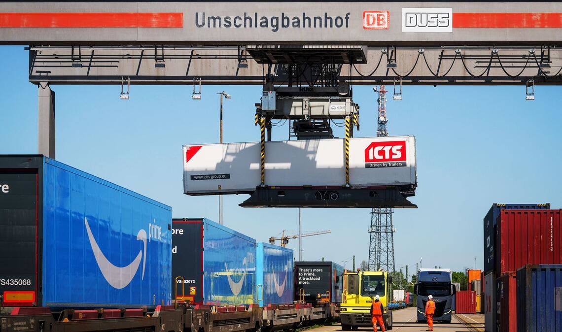 Die Metallwanne unter dem Auflieger ist der Clou: Nun können in Kornwestheim LKW verladen werden, bei denen das bisher nicht funktionierte.