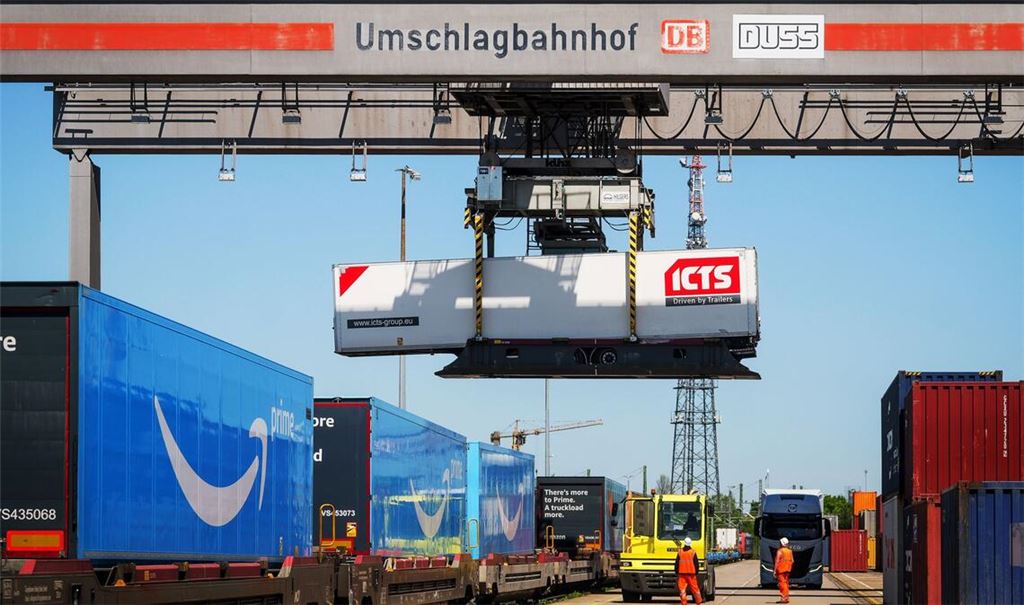 Die Metallwanne unter dem Auflieger ist der Clou: Nun können in Kornwestheim LKW verladen werden, bei denen das bisher nicht funktionierte.