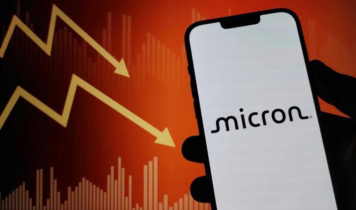 Die Micron-Aktie hat in 48 Stunden 15 % ihres Wertes verloren. Erfahren Sie, welche Faktoren hinter dem Kursrückgang des Speicherchip-Herstellers stecken.