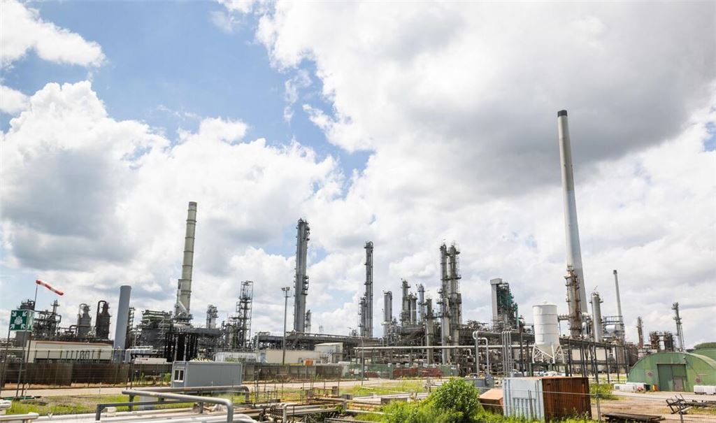 Die Mineralölraffinerie Oberrhein bei Karlsruhe.