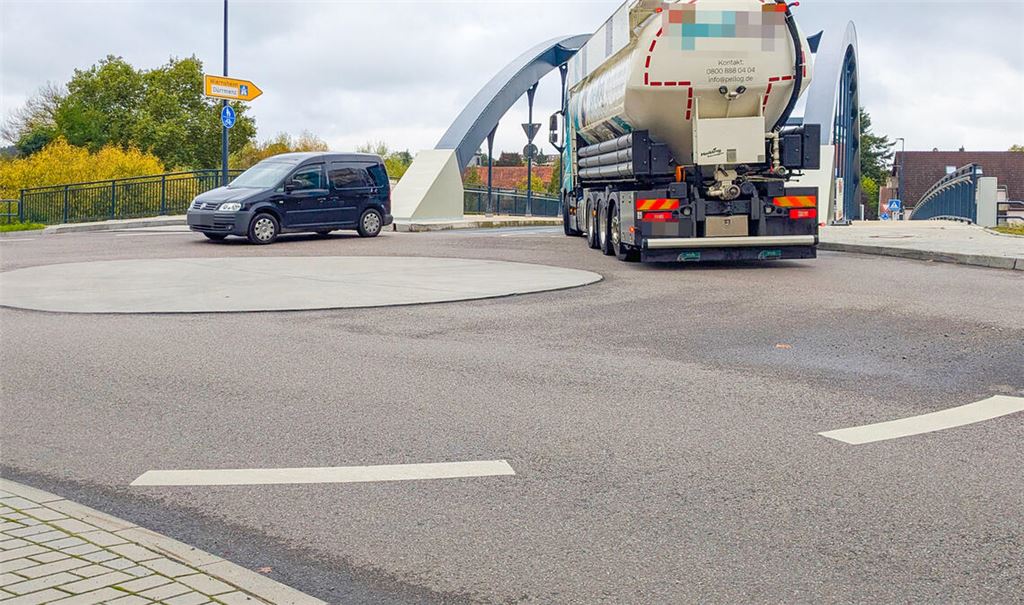 Die Minikreisverkehre an der Brücke dürfen eigentlich nur von großen Fahrzeugen wie Lkw oder Bussen überfahren werden. Foto: Steigleder