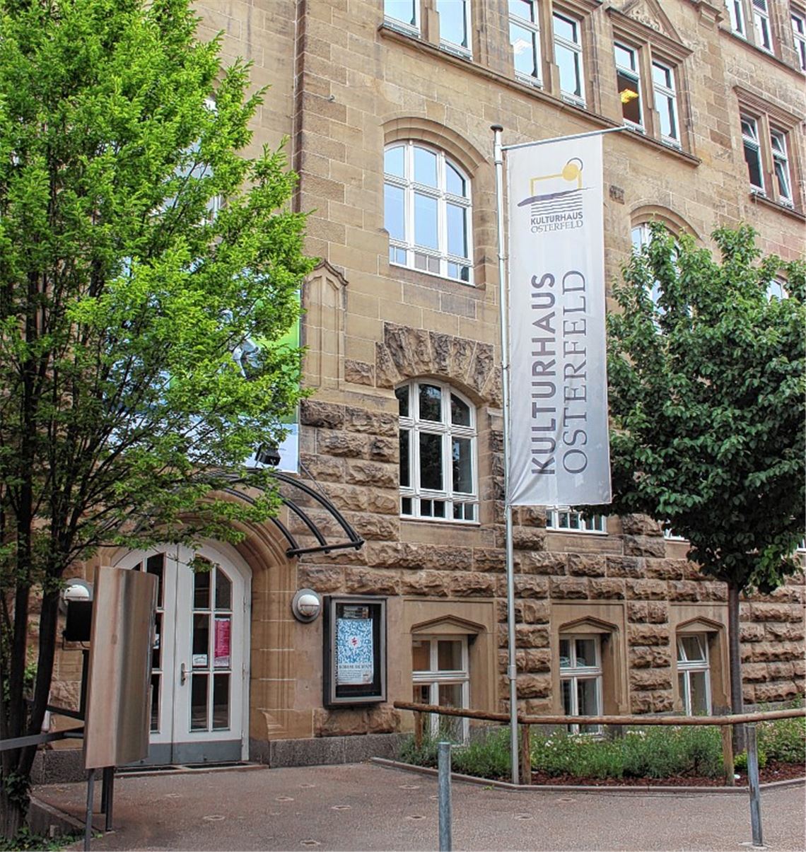 Die Mischung macht’s: Auf der Bühne des Kulturhauses Osterfeld geben sich regelmäßig Stars der Szene wie Uli Keuler oder Django Asül die Ehre, aber auch junge Talente wie hier die Schüler der Mühlacker Uhlandschule, die an einem Rock-Projekt teilgenommen und sich anschließend dem Publikum präsentiert haben.Fotos: Fix, Wacker, Hansen (2)