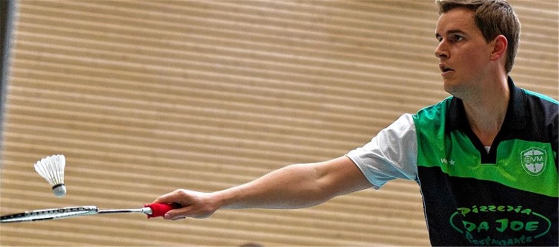 „Die Mischung passt perfekt zusammen“, findet der Vorsitzende des BV Mühlacker, Holger Weiss, der selbst aktiv zum Schläger greift. Foto: Bollich