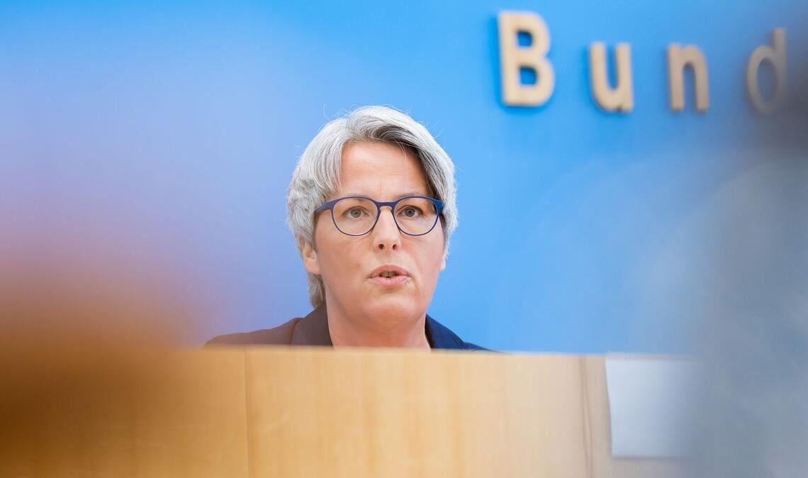 Die Missbrauchsbeauftragte Kerstin Claus fordert mehr systematische Forschung zum Dunkelfeld.