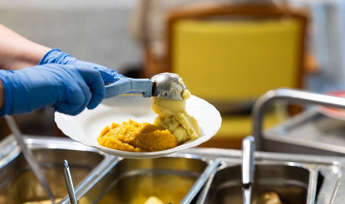 Die Mitarbeit bei der Essensausgabe und anderen Aufgaben im Seniorenheim war eine klassische Tätigkeit für „Zivis“.