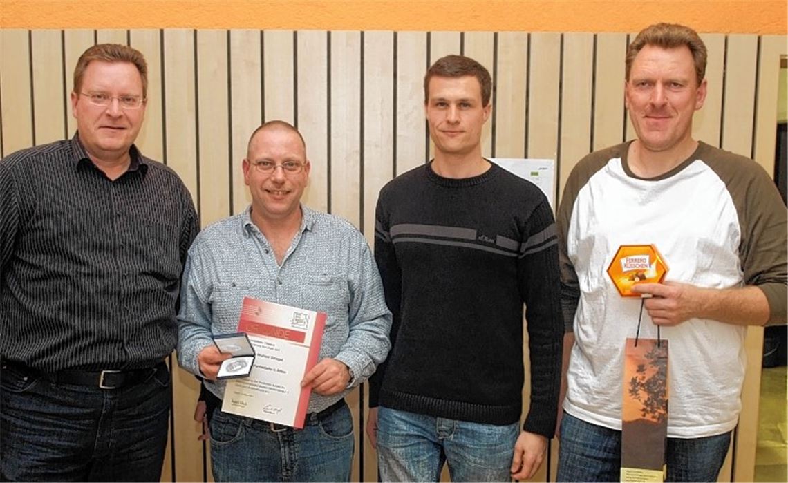Die Mitglieder Oliver Storch und Michael Striegel (v. li.) sowie Michael Storch (re.) werden vom Vorsitzenden Frank Duss für ihre langjährige Mitarbeit im Verein geehrt.