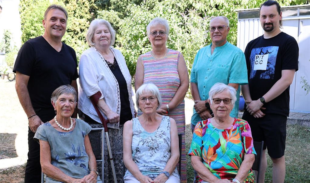 Die Mitglieder der AG Ortschronik, Gretel Scheffelmaier und Susanne Lehmann (hinten, von links) sowie Christel Mann, Monika Sutter und Isolde Theilmann (vorn) mit Kieselbronns Bürgermeister Heiko Faber (li.), Konstantin Huber und Sebastian Schmidt (re.) vom Kreisarchiv. Foto: Enzkreis/Sickinger