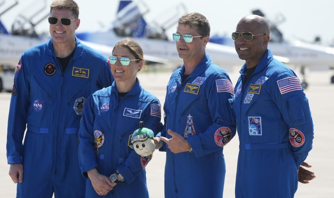 Die Mitglieder der "Artemis 2"-Besatzung (l-r) Jeremy Hansen aus Kanada, Christina Koch, Commander Reid Wiseman und Pilot Victor Glover posieren für ein Foto wenige Tage vor dem geplanten Start.