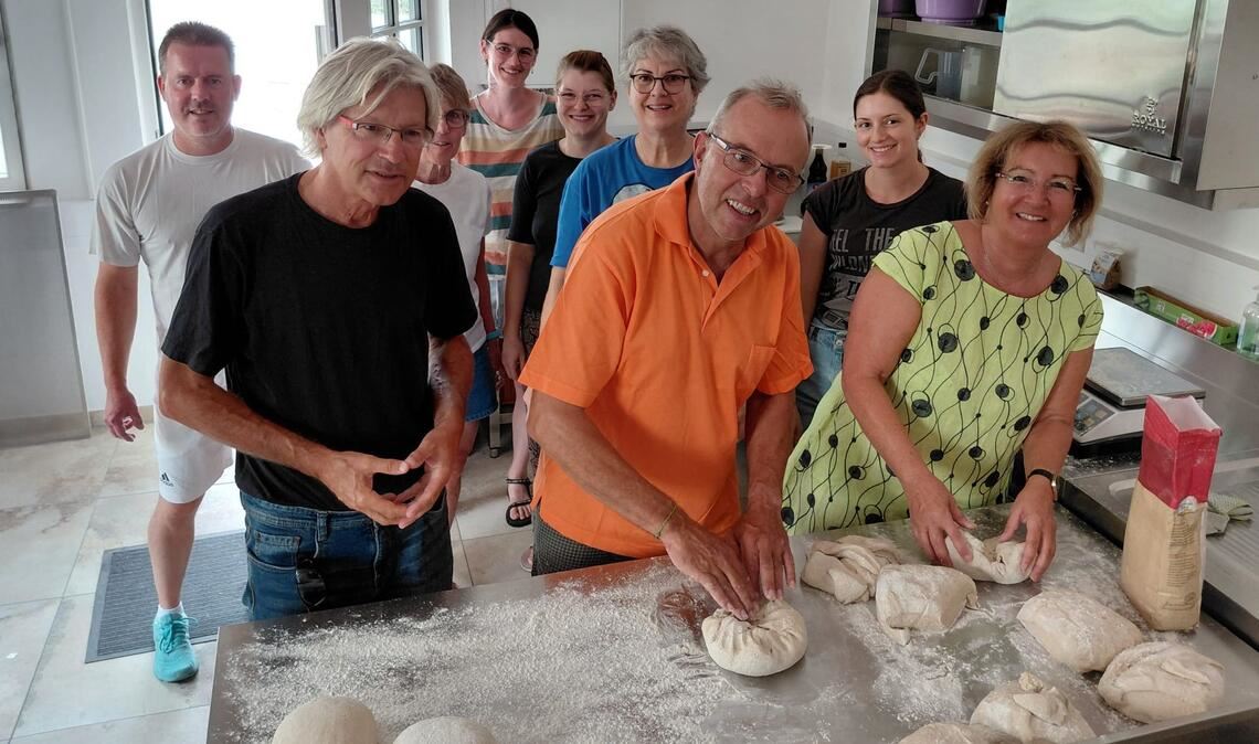Die Mitglieder der Backhaus-Abteilung des Vereins „DIEKelter“ machen erste Praxistests im neuen Diefenbacher Backhaus. Foto: privat