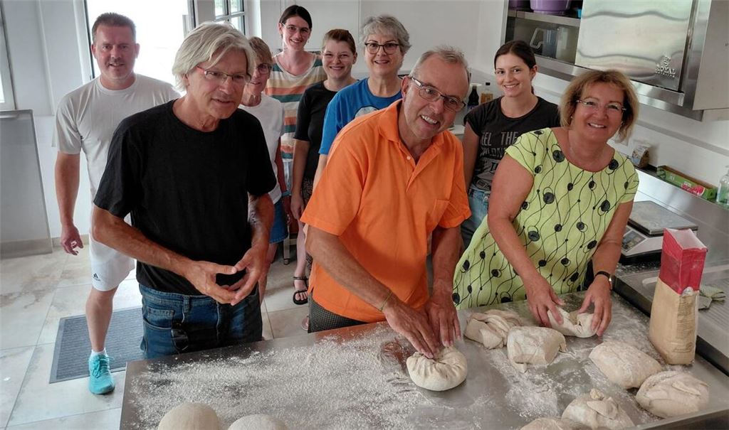Die Mitglieder der Backhaus-Abteilung des Vereins „DIEKelter“ machen erste Praxistests im neuen Diefenbacher Backhaus. Foto: privat