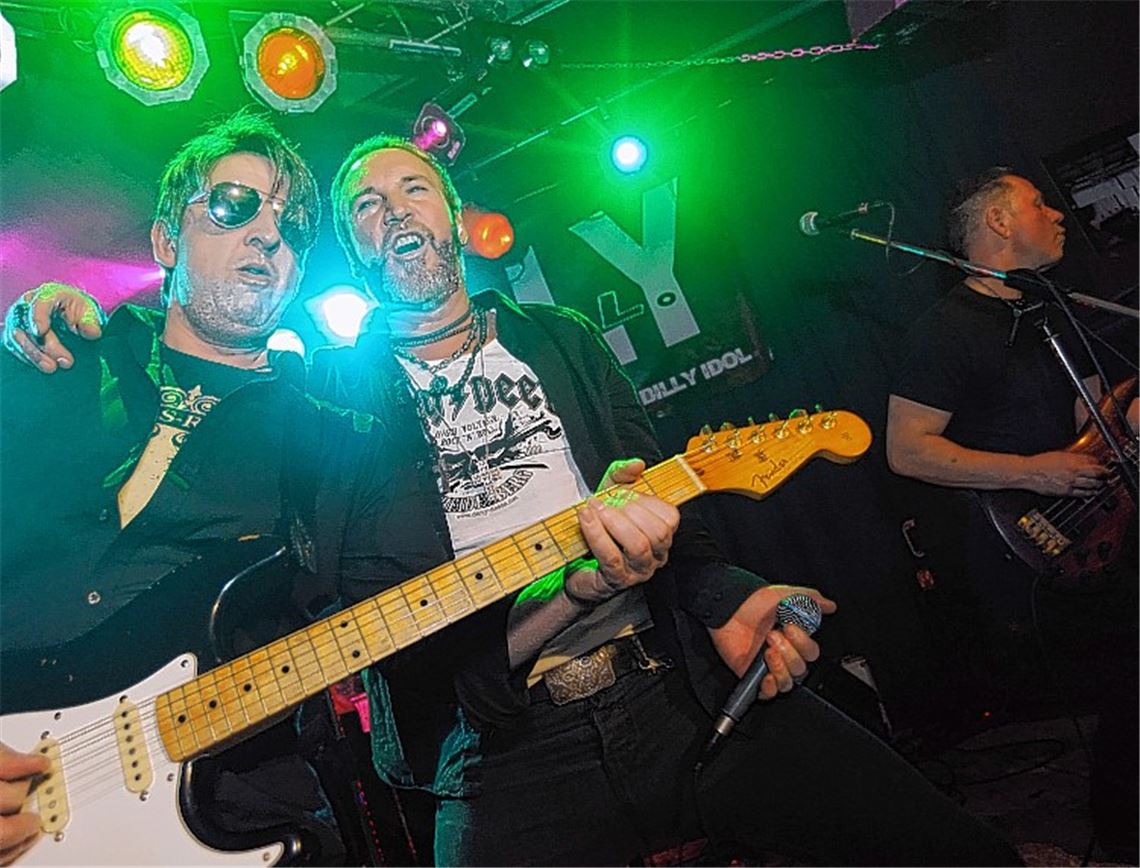 Die Mitglieder der Band Billy Eitel machen die Musik Billy Idols lebendig.