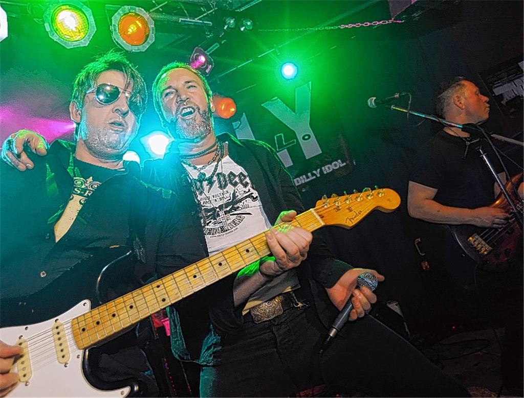 Die Mitglieder der Band Billy Eitel machen die Musik Billy Idols lebendig.