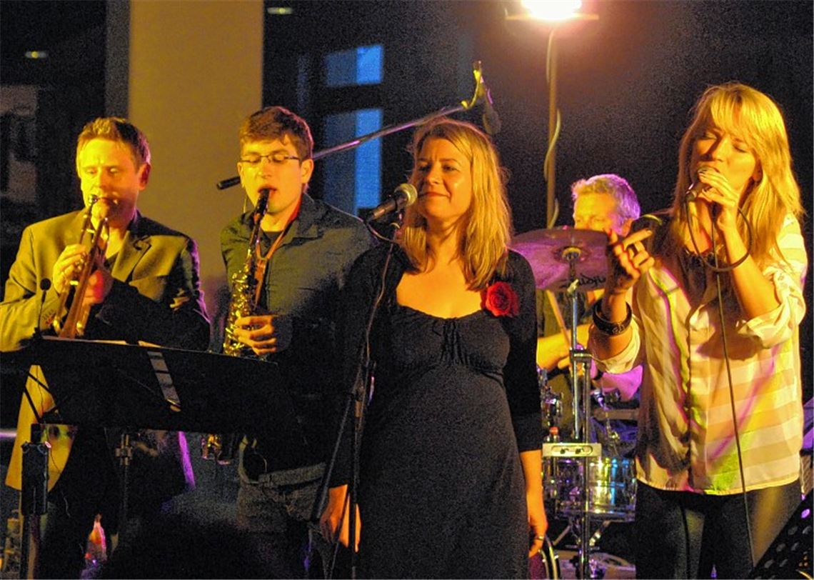 Die Mitglieder der Gruppe „Evolver“ füllen das Foyer im Mühlacker Mühlehof mit schwungvollen, groovigen Klängen.