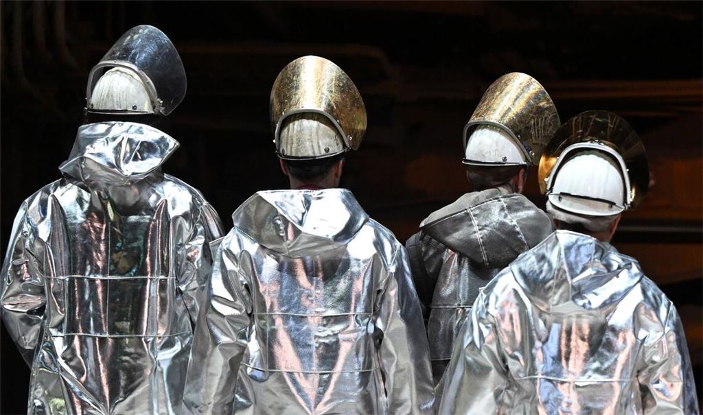 Die Mitglieder der IG Metall bei Thyssenkrupp Steel haben mit großer Mehrheit für einen Sanierungstarifvertrag gestimmt. Er sieht auch massive Lohnkürzungen vor. (Archivbild)