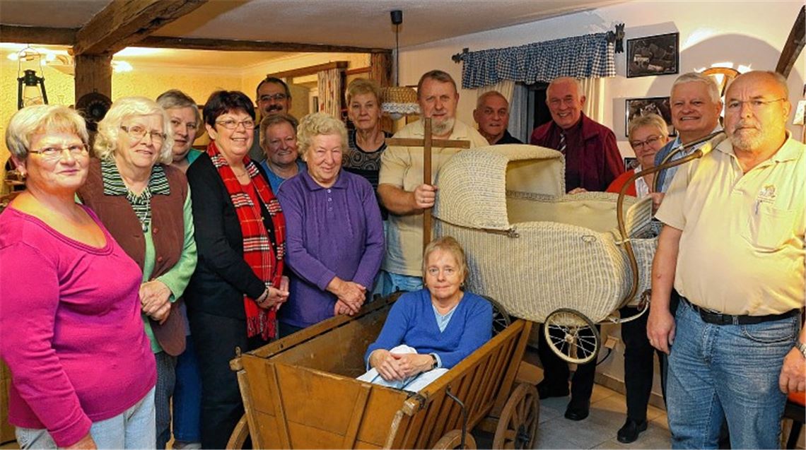 Die Mitglieder des Fördervereins Sandbauernstube freuen sich über einen gespendeten Leiterwagen und einen Kinderwagen, die eine Dauerausstellung bereichern könnten. 
