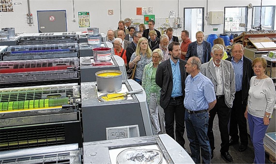 Die Mitglieder des Vereins erhalten im Rahmen ihres Rundgangs spannende Einblicke bei Elser-Druck. 
