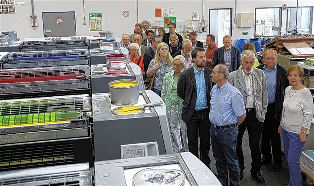 Die Mitglieder des Vereins erhalten im Rahmen ihres Rundgangs spannende Einblicke bei Elser-Druck. 