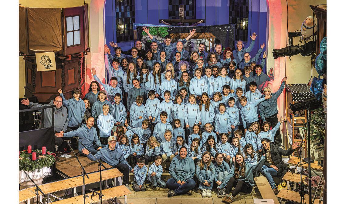 Die Mitwirkenden am Weihnachtsmusical „Die Räuber von Bethlehem“, das dreimal in Knittlingen aufgeführt wird. Fotos: privat