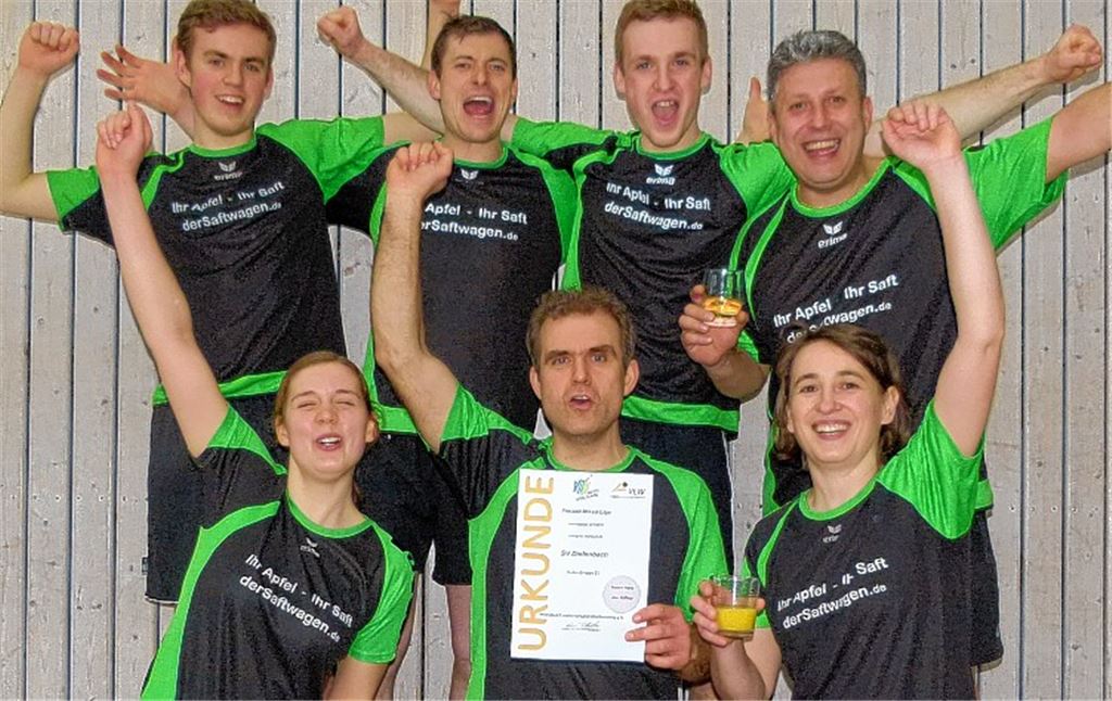 Gemischte Volleyballer haben Grund zum Feiern