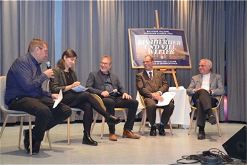 Die Moderatoren (von links) Wolfgang und Tabitha Haug sorgten für eine angeregte Podiumsdiskussion mit Martin Siehler, Vorsitzender des Liebenzeller Gemeinschaftsverbandes, Oberbürgermeister Frank Schneider sowie Dekan Jürgen Huber. Fotos: Bischoff-Krappel