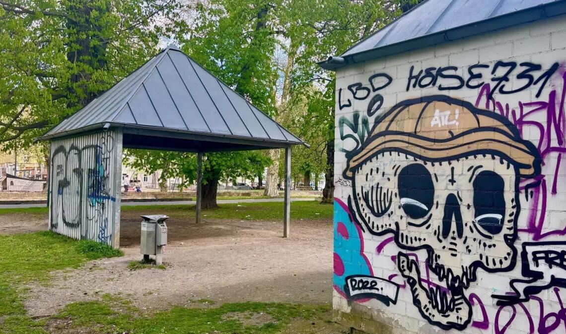 Die Möbel im Karlsplatz-Pavillon wurden von der Spurensicherung abgebaut und mitgenommen.