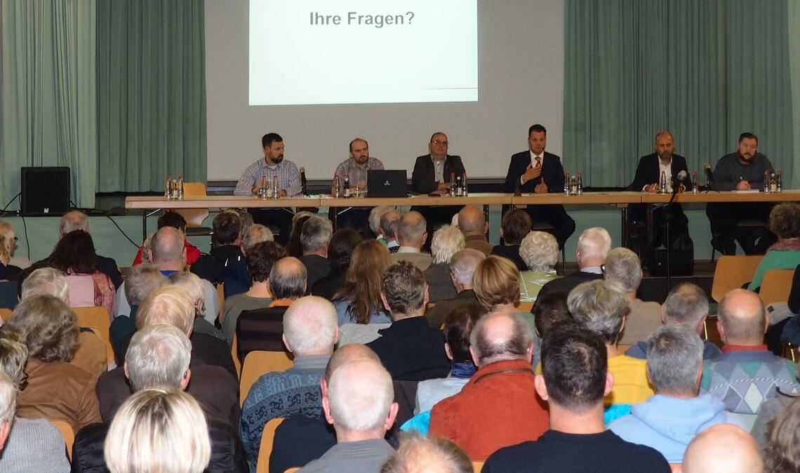 Die Möglichkeit, mit dem Maulbronner Bürgermeister und Amtsleitern direkt in den Austausch zu treten, nehmen die Bürgerinnen und Bürger gern an. Foto: Müller