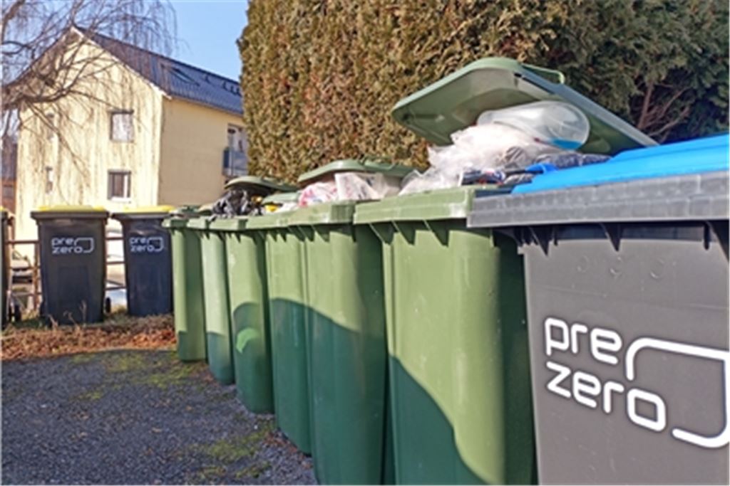 Die Momentaufnahme aus Lomersheim zeigt, dass auch hier die Haushalte mit übervollen „Rund“-Tonnen zu kämpfen haben. Foto: Deeg
