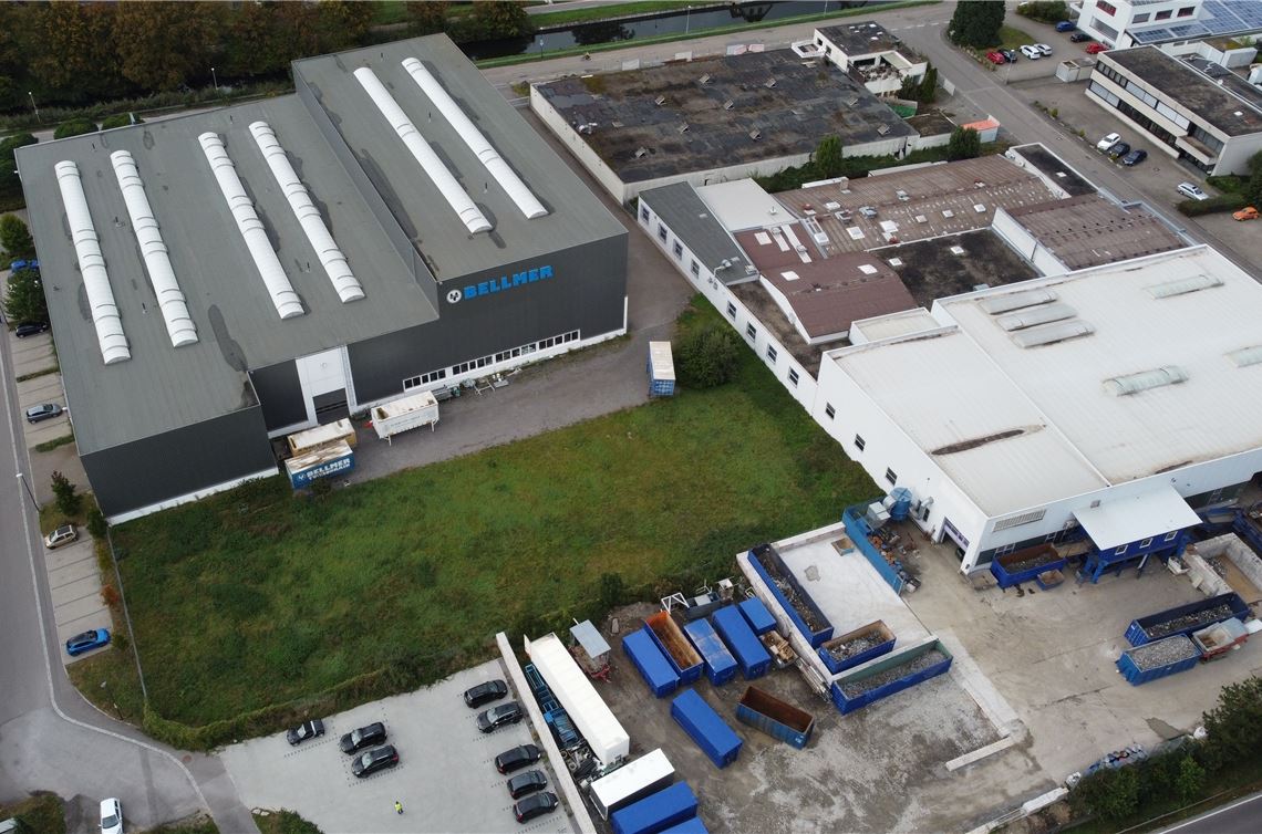 Bellmer braucht mehr Platz für Fertigung Die Montagehalle des Enzberger Bellmer-Werks soll vergrößert werden. Auf dem benachbarten ehemaligen Wohnland-Gelände ist eine Lagerfläche vorgesehen.Foto: Schramm