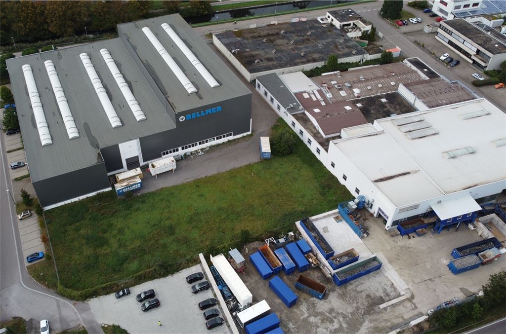 Die Montagehalle des Enzberger Bellmer-Werks soll vergrößert werden. Auf dem benachbarten ehemaligen Wohnland-Gelände ist eine Lagerfläche vorgesehen.Foto: Schramm