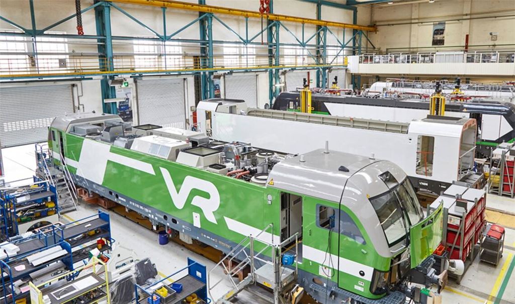 Die Montagehalle von Siemens in München-Allach. Die Lok vorne geht nach Finnland.