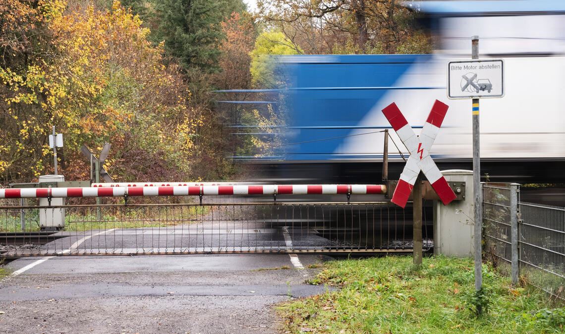 Die Motor-aus-Schilder am Bahnübergang Seeeiche werden abmontiert. Foto: Fotomoment