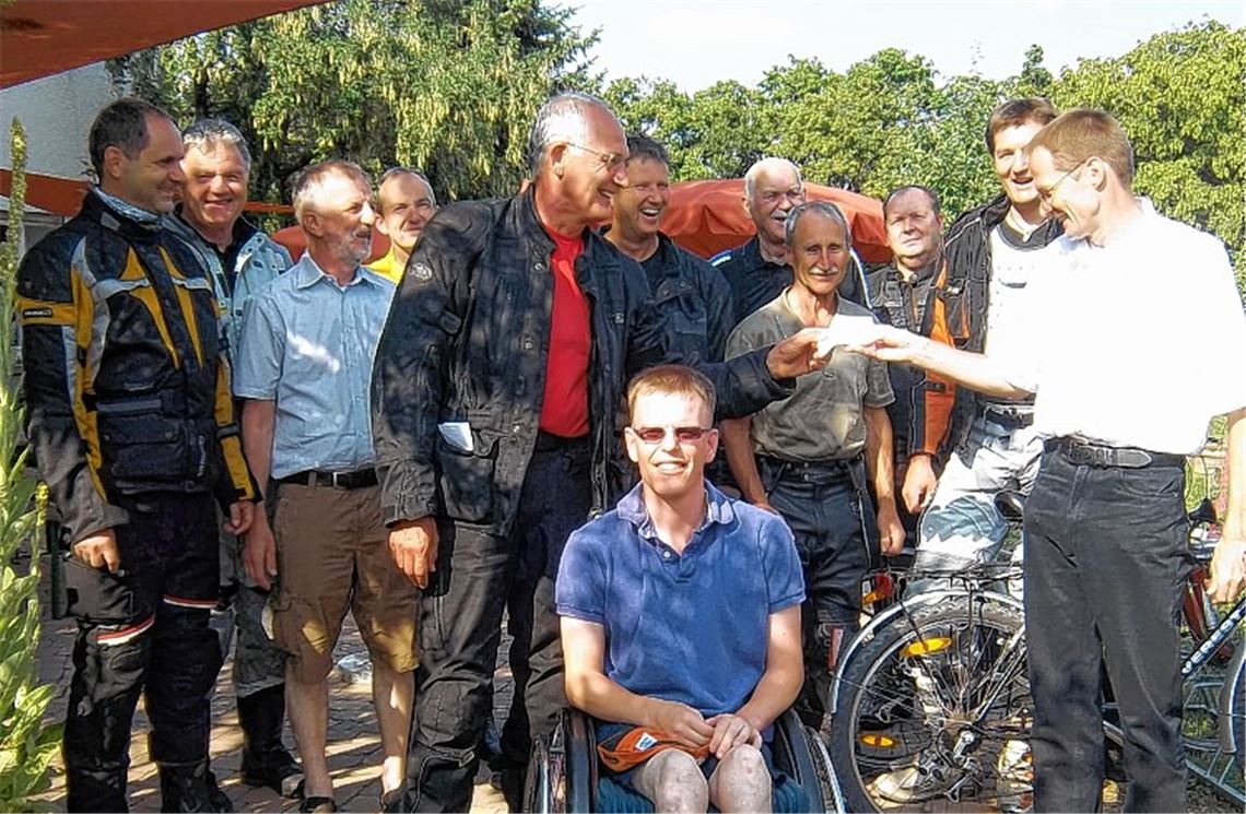 Die Motorradfahrer der Rotary Clubs übergeben die Spende an den Auenhof.