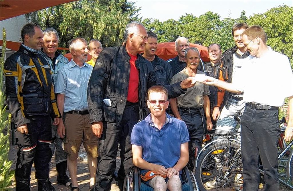 Die Motorradfahrer der Rotary Clubs übergeben die Spende an den Auenhof.