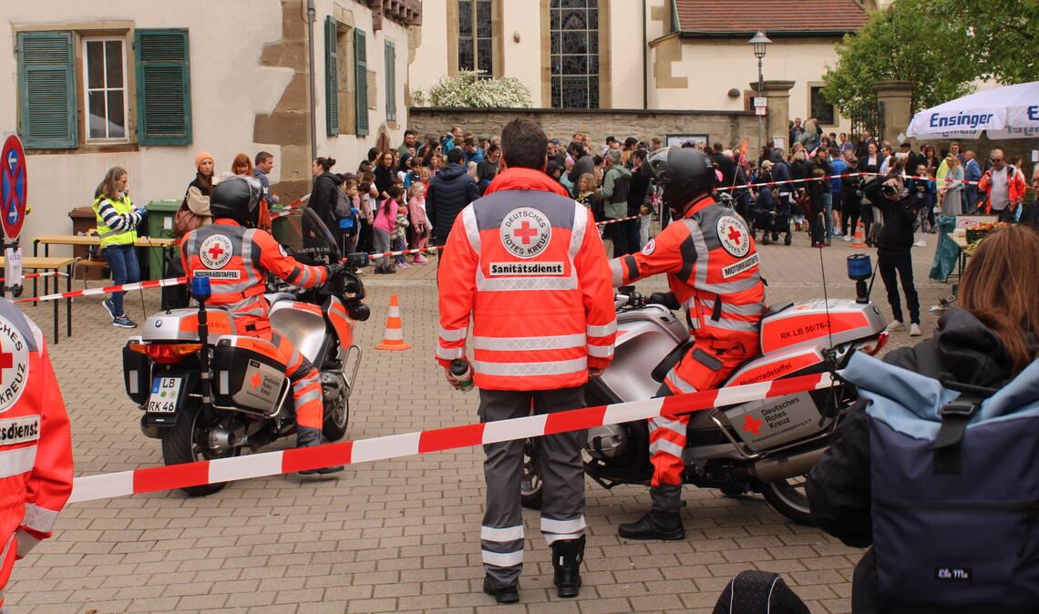 Die Motorradstaffel des DRK sichert die Strecke ab. Foto: Schmid