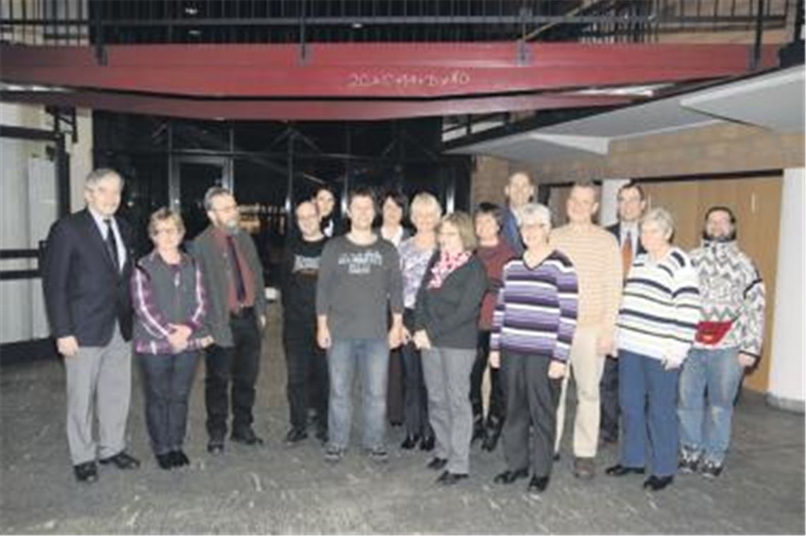 Die Mühlacker Blutspender, die gestern Abend im Rathaus geehrt worden sind. Links DRK-Ortsvorsitzender Thomas Krack. Dritter v. re.: Oberbürgermeister Frank Schneider. Er dankte den Blutspendern für ihren großen Einsatz für die Allgemeinheit. Fotos: Franz