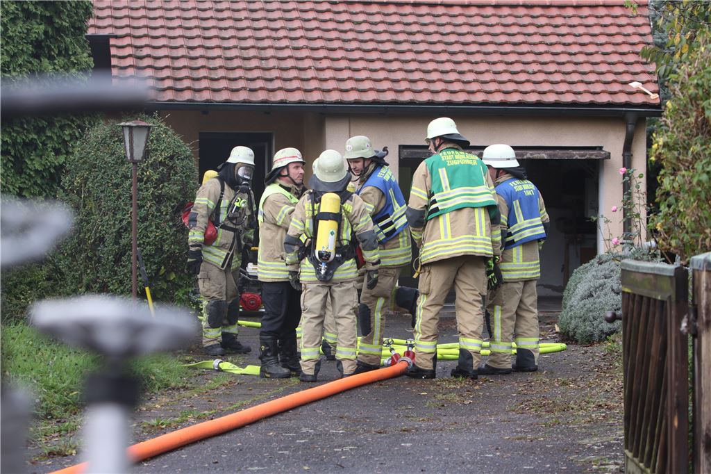 Die Mühlacker Feuerwehr dringt mit Atemschutzgeräten in das Wohnhaus an der Eichendorfstraße vor, um den Brand unter Kontrolle zu bekommen.  Foto: Disselhoff