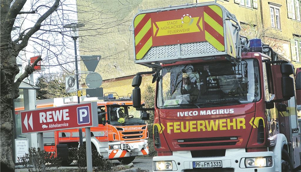 Die Mühlacker Feuerwehr – hier bei einem Einsatz am vergangenen Donnerstag bei der Drehscheibe – musste im vergangenen Jahr ungefähr 100 Mal weniger ausrücken als sonst. Fotos: Stahlfeld