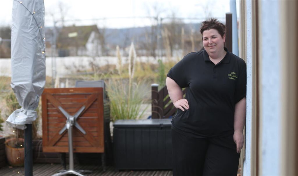 Die Mühlacker Gastronomin Karin Frommherz geht ab Februar im „Scharfen Eck“ mit einem veränderten Konzept an den Start, um Kosten zu sparen. Vom Mühlehof-Loch in direkter Nachbarschaft (Hintergrund) ist die Chefin des Hotel-Restaurants genervt. Außerdem fehlt ihr ein Gesamtkonzept für eine Belebung der unteren Bahnhofstraße. Fotos: Disselhoff