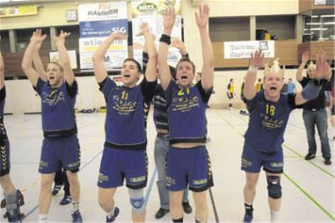 Die Mühlacker Mannschaft bedankt sich bei ihren Fans mit La-Ola und mit einer Party in knapp 14 Tagen. Danach wollen die Handballer noch den Kreispokal gewinnen. Foto: Fotomoment