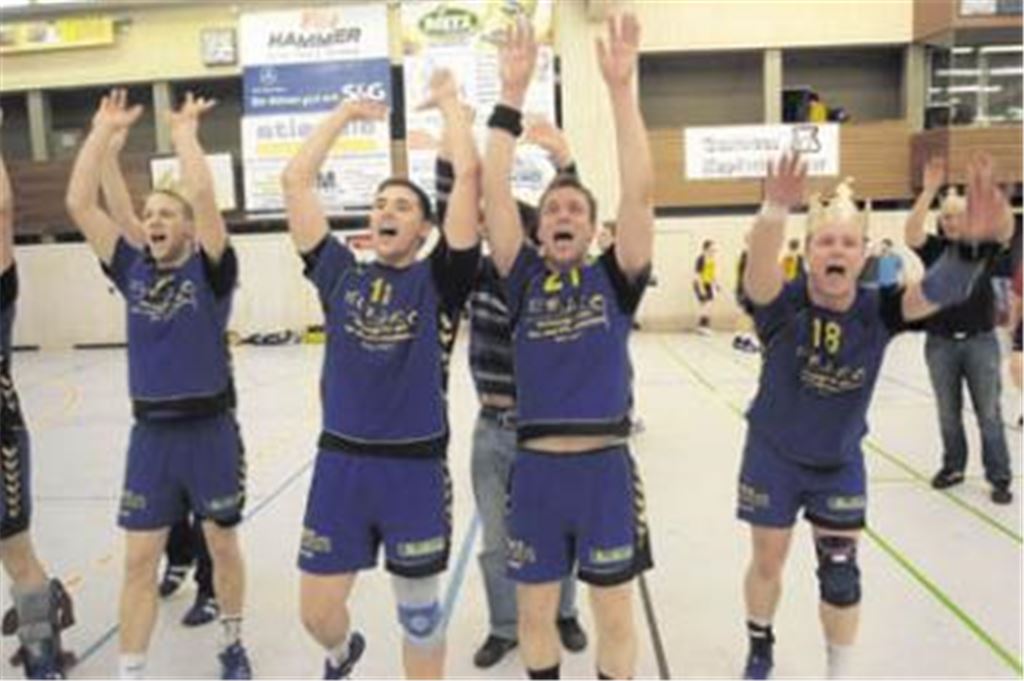 Die Mühlacker Mannschaft bedankt sich bei ihren Fans mit La-Ola und mit einer Party in knapp 14 Tagen. Danach wollen die Handballer noch den Kreispokal gewinnen. Foto: Fotomoment